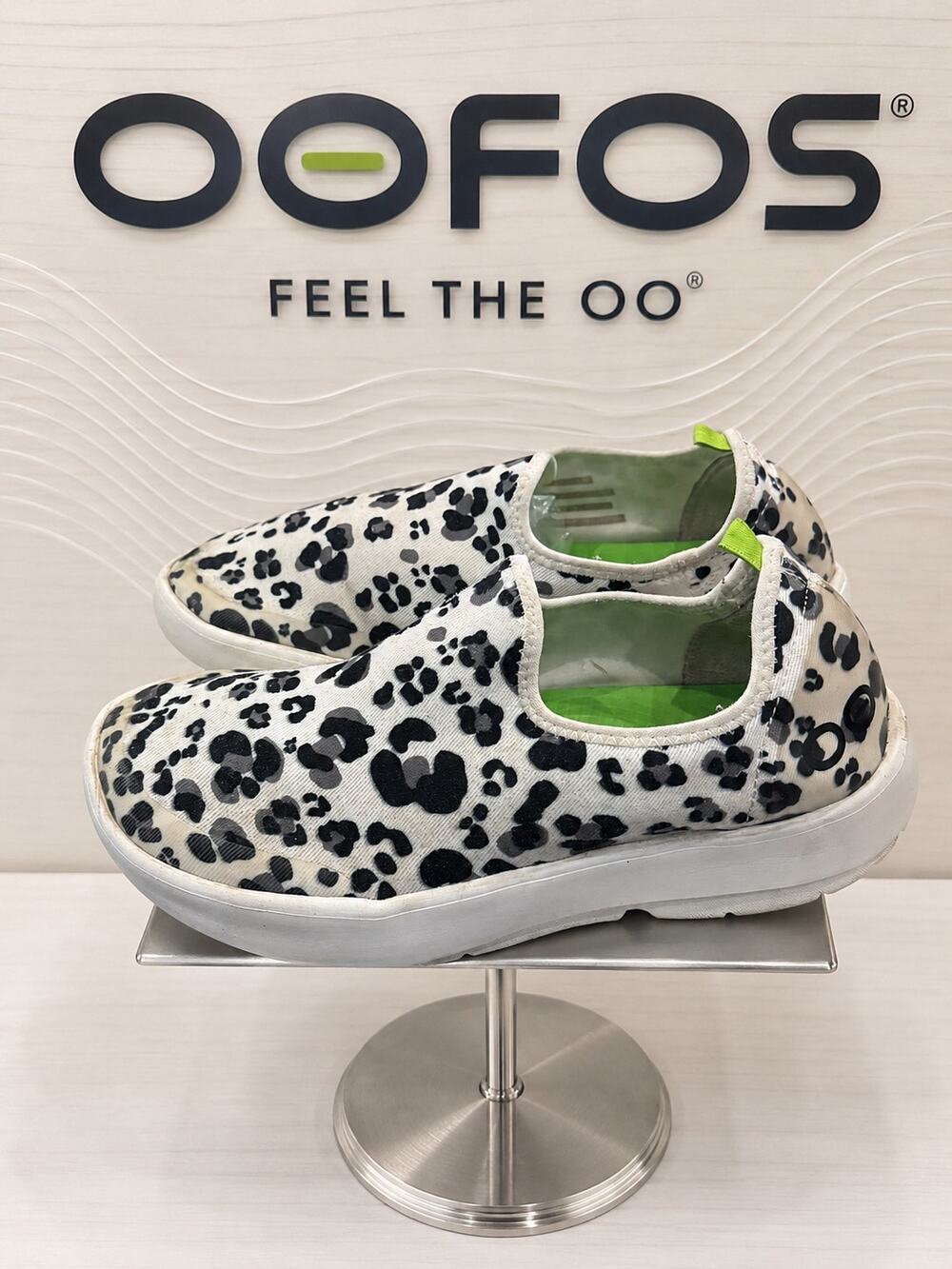 OOFOS OOmg eeZee Low Snow Leopard Recovery Shoes Women’s 7 EU 38